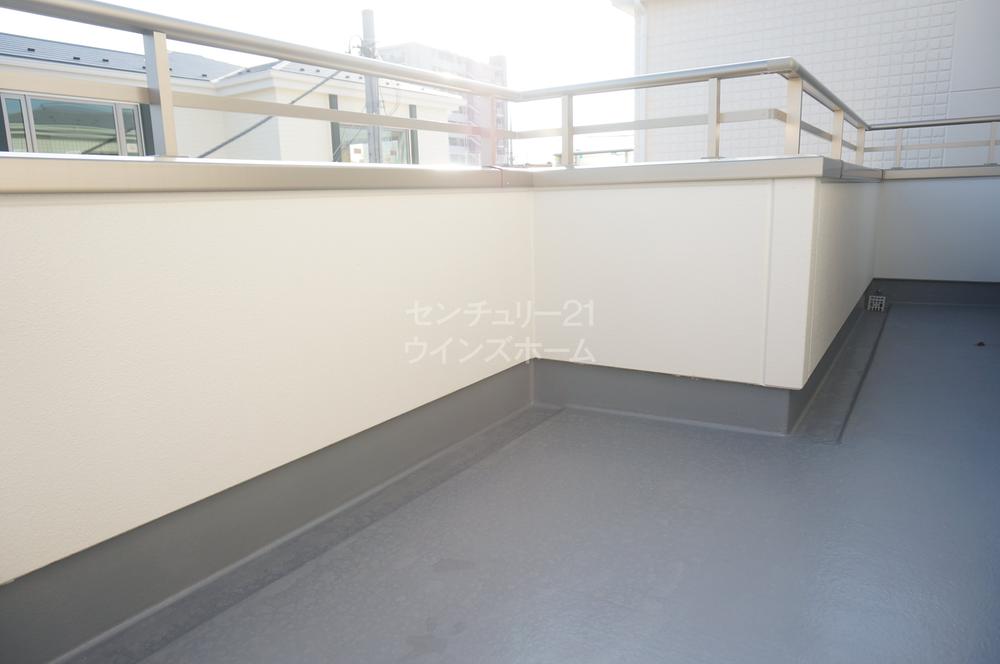 Balcony. ◇ balcony (November 2013) shooting ◇ There part of the building wide balcony ☆ Balcony facing the south is a big success to hang out the laundry and futon