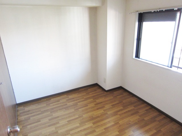 Living and room. One with a lot of luggage, How is it for those who have small children.