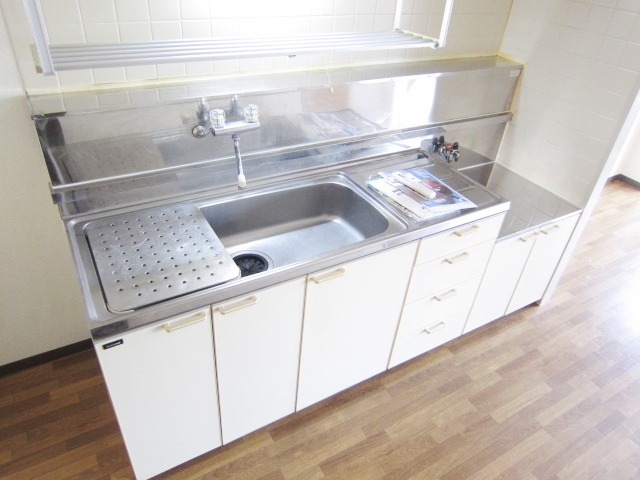 Kitchen. Gas stove can be installed kitchen.
