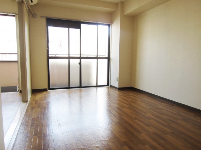 Living and room. Pet breeding consultation available rooms.