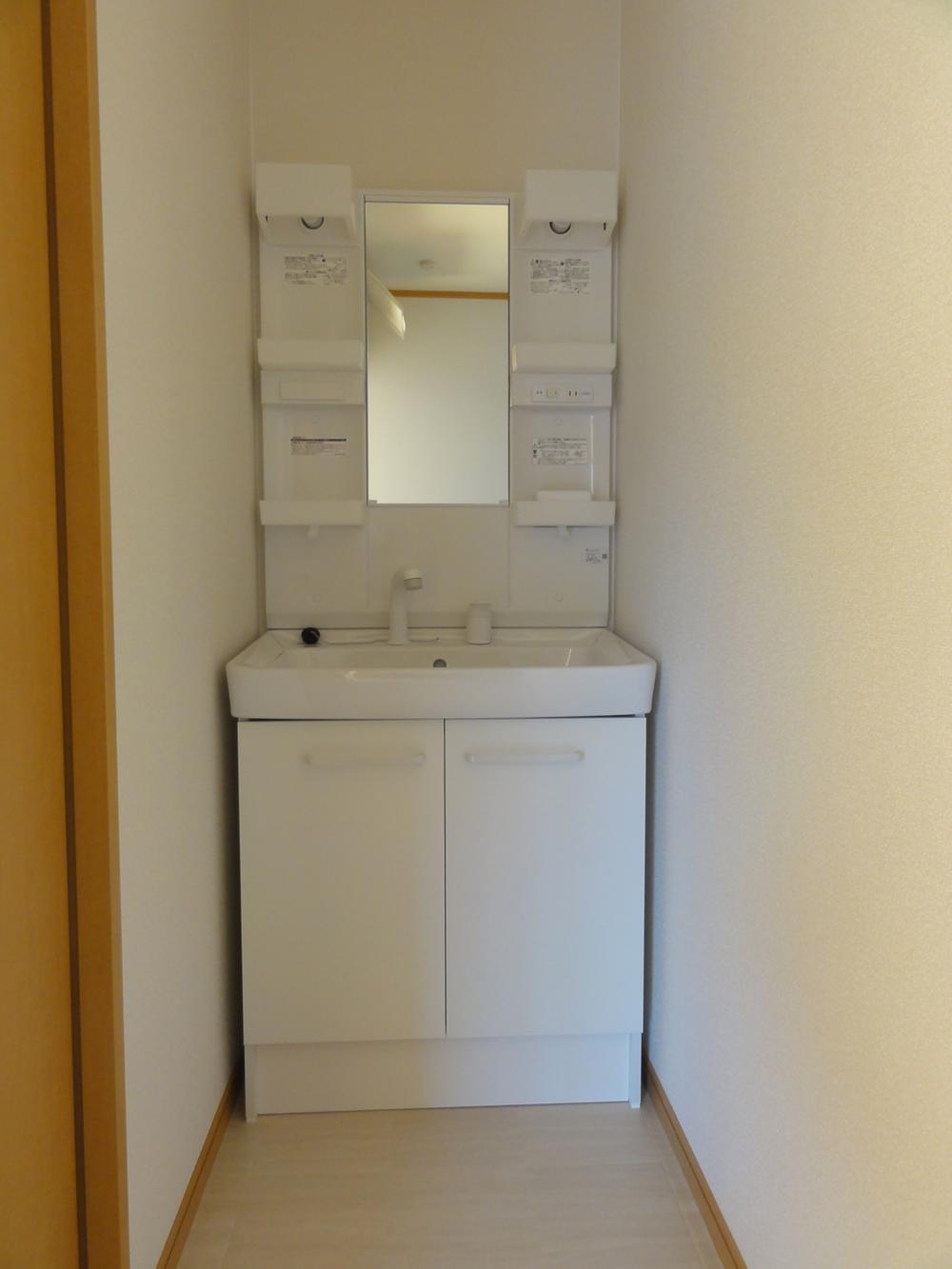 Wash basin, toilet. Shampoo dresser