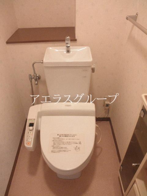 Toilet. Storage rack ・ Convenient toilet with a towel rack