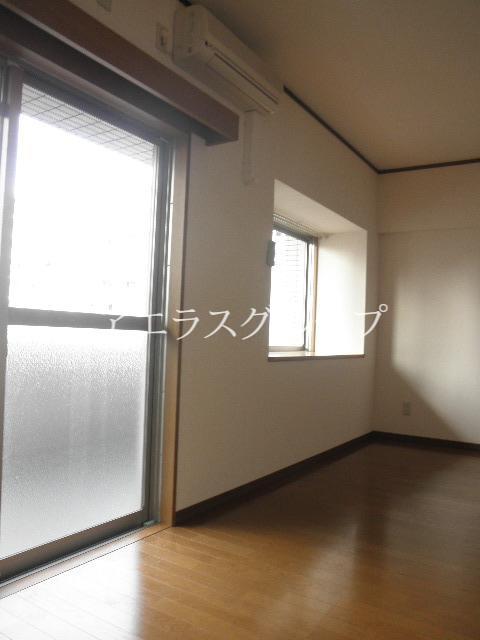 Living and room. Large living that can be gatherings in your family