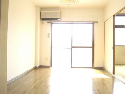 Living and room.  ■ Bright Western-style facing the balcony ■