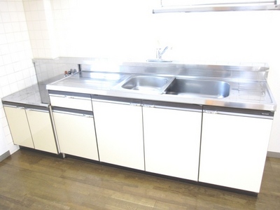 Kitchen.  ■ Storage cabinet plenty ■