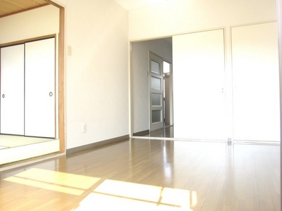 Living and room.  ■  ■  ■ Bright Western-style facing the balcony ■  ■  ■