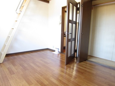 Living and room. Western-style 6 Pledge