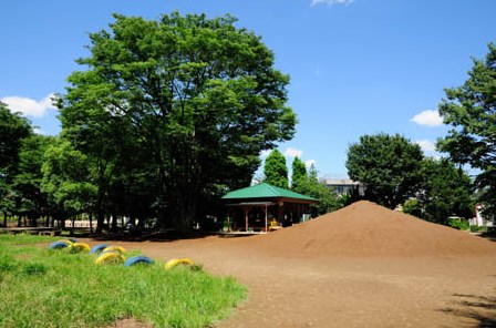 park. 865m to Maekawa sixth park (park)