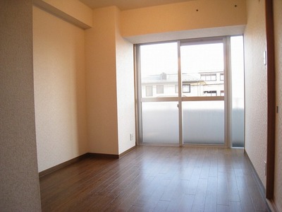 Living and room. Western-style rooms facing the south-facing balcony