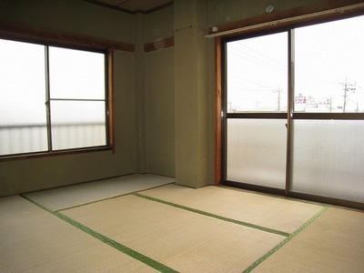 Living and room. Also bright ventilation windows in two ◎