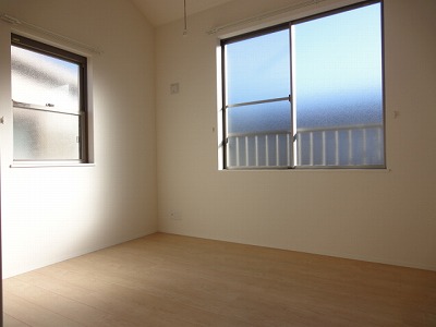 Living and room. Two-sided lighting! Day good! 