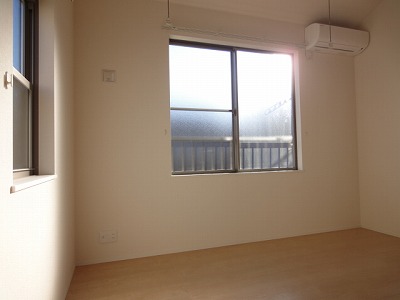 Living and room. Corner room! Two-sided lighting! 