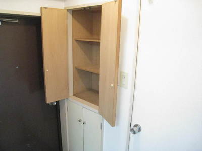 Entrance. Shoebox of medium is spread