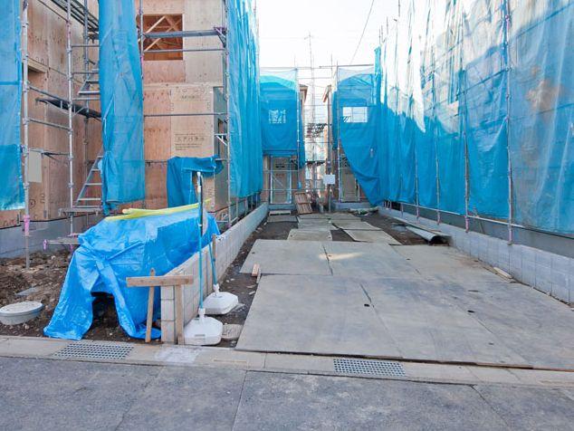 Local appearance photo. Local (12 May 2013) Shooting Site with 41 square meters Car space two Allowed Face-to-face kitchen Zenshitsuminami direction South-facing bright LDK15 Pledge Residential mortgage performance evaluation All 9 buildings