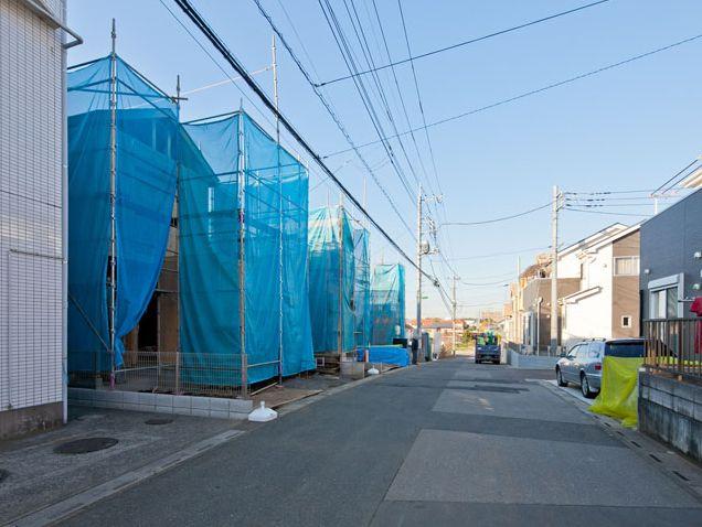 Local photos, including front road. Local (12 May 2013) Shooting  6m public road Garage Ease