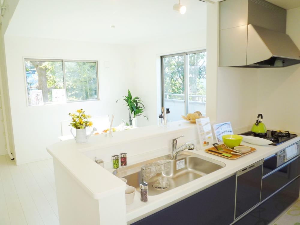 Same specifications photo (kitchen). Kitchen construction cases (same specifications) happy high-performance system kitchens gathered plenty of ideas ☆ Easy-to-use hand shower faucet is equipped with a water purifier