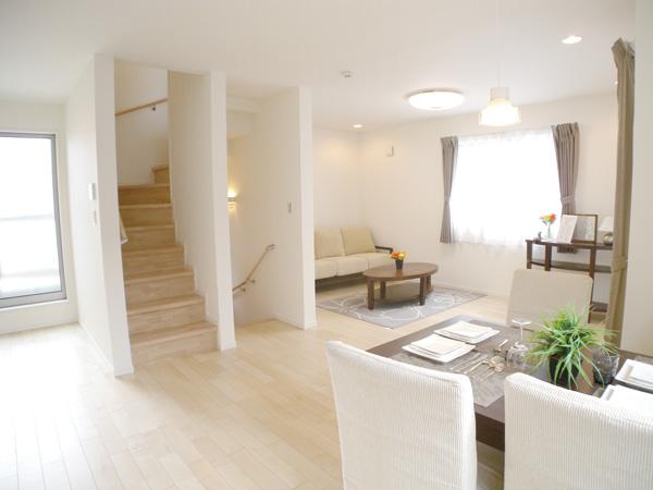 Same specifications photos (living). Enjoy a conversation with your family overlooks the living room from the living example of construction (same specifications) Kitchen, Make you cherish the ties ☆ Your home is also safe to have small children