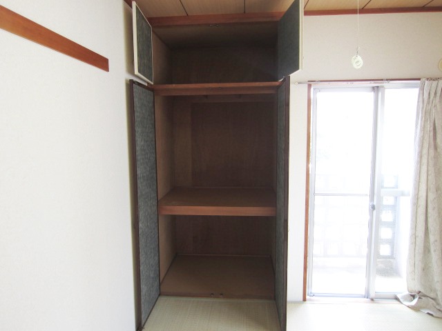 Receipt. Abundant storage, Upper closet there