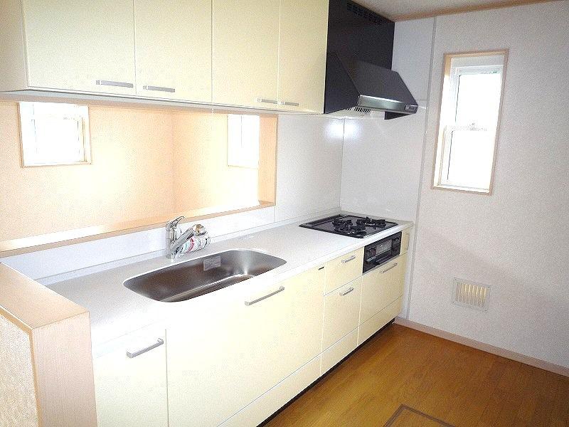 Model house photo. Spacious LDK car space two Allowed 17 quires more from 15 quires (1 ・ 4 Building) other than the popular counter kitchen Japanese-style room of Tsuzukiai attractive (Building 2) entrance natural stone, Kitchen with a lift down Wall, With mirror cupboard, etc.