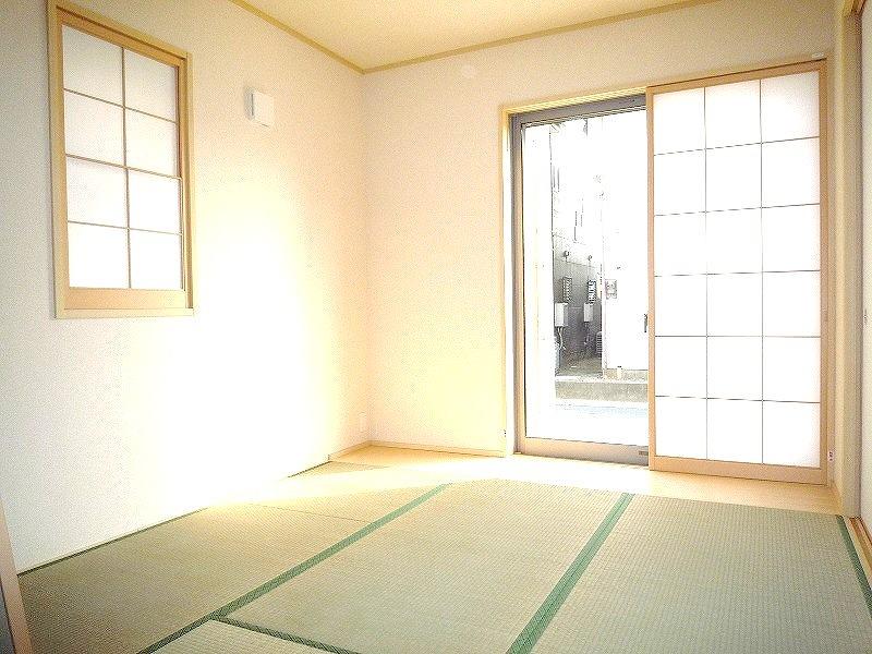 Model house photo. Spacious LDK car space two Allowed 17 quires more from 15 quires (1 ・ 4 Building) other than the popular counter kitchen Japanese-style room of Tsuzukiai attractive (Building 2) entrance natural stone, Kitchen with a lift down Wall, With mirror cupboard, etc.
