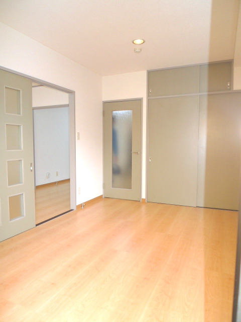 Other room space. image