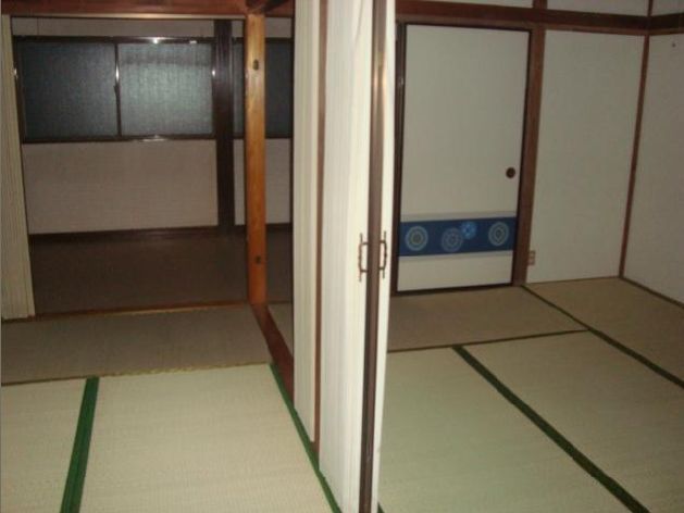 Living and room. It can also be used as one large room