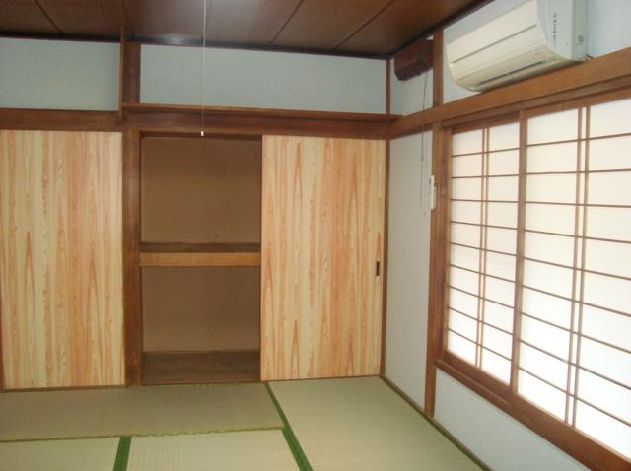 Receipt. Abundant storage rooms