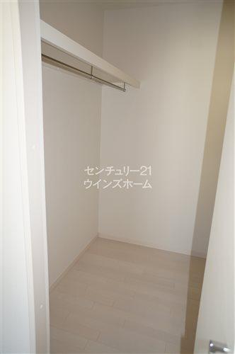 Receipt. D Building You can walk-in closet a lot of clothes storage