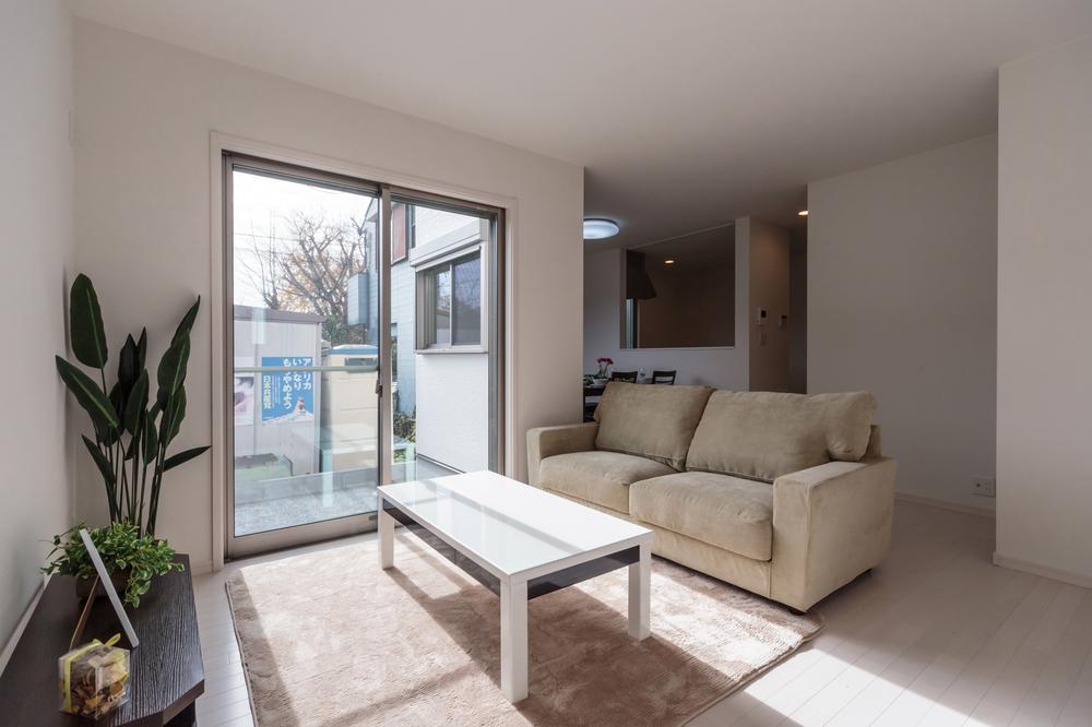 Living. D Building Large space of LDK18.3 tatami room bathed in bright light