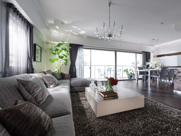 Living.  [living ・ dining] To living the dignity Komu called happiness. One day to spend in the doze off living in the rich sunlight. Family smile becomes a scenic backdrop, Yuku nurtured friendly living.  ※ Indoor photo of me following is obtained by photographing a model room A type.  ※ Some options (paid / Including application deadline Yes). (October 2013 shooting)