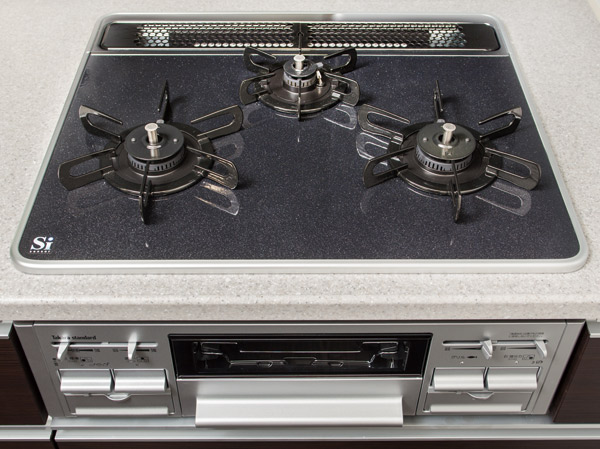 Kitchen.  [3-neck gas stove] Adopt a three-necked gas stove to increase the efficiency of your cooking. Because the built-in type can produce a cleaner kitchen. The top plate is easy to clean because it is flat, You can use comfortably. Stove is a high safety equipped with a Si sensor.  ※ The above picture is optional specifications ・ Compensation ・ Application deadline Yes