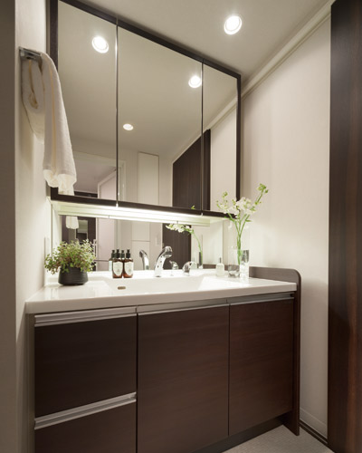 Bathing-wash room.  [bathroom] We equipped with storage of the door open and convenient two-stage drawer in the lower receiving.  ※ Some types are different.