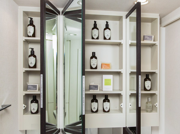 Bathing-wash room.  [Back with storage triple mirror] The back of the easy-to-read three-sided mirror, It is a storage space that can be neat organize small parts.  ※ The above picture is optional specifications ・ Compensation ・ Application deadline Yes