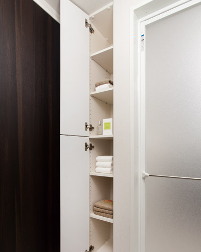 Receipt.  [Linen cabinet] Okemasu closed linens such as bath towels. It is also useful to accommodate the goods of the stock up, such as shampoo and soap.