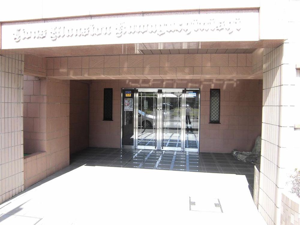 Entrance. Common areas