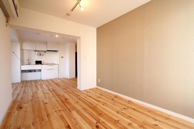 Living and room. Fashionable accent Cross adopted in the lighting also rail