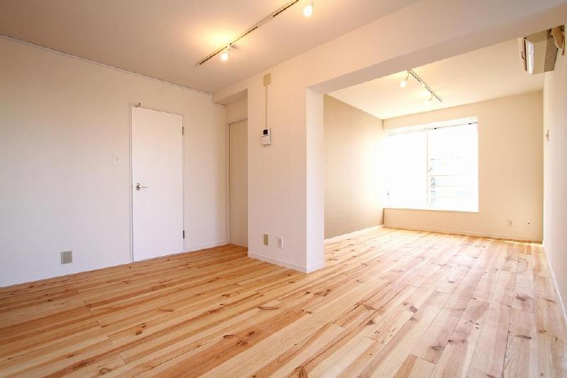 Other room space. And renovation use the flooring of the same innocence and photos
