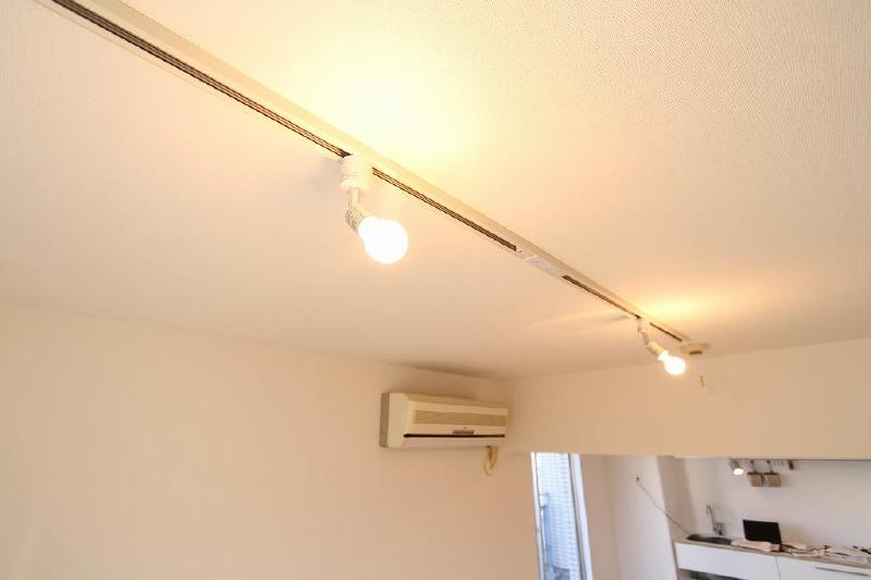 Other Equipment. Lighting rail It is possible the installation of free lighting