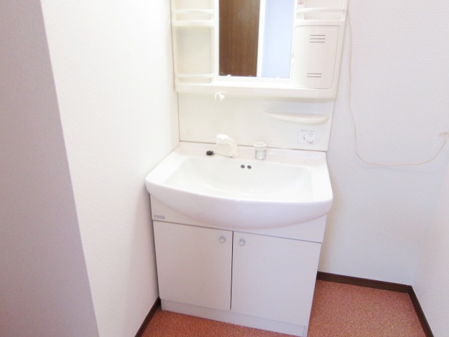 Washroom. Popular independent wash basin.