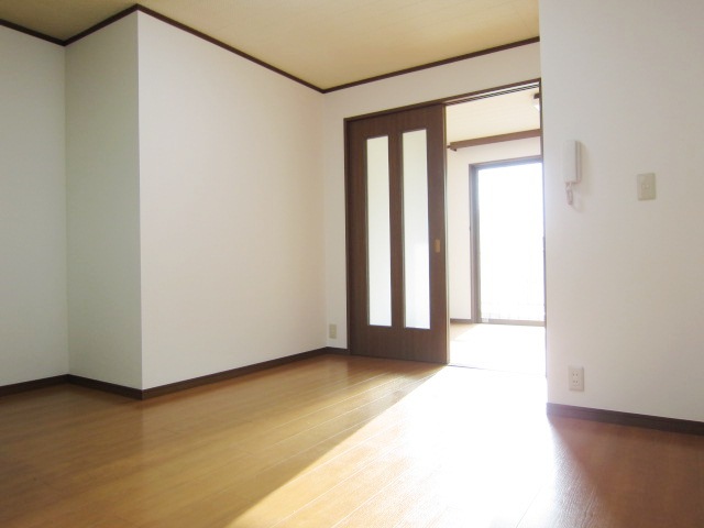 Living and room. Western-style with a per yang, dining.