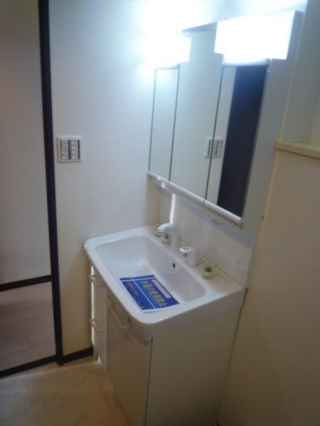 Wash basin, toilet