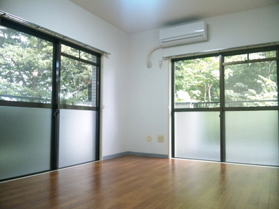 Living and room. It is often also a window in the corner room ~