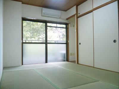 Living and room. Japanese-style room ・ Western-style air conditioning installed in each