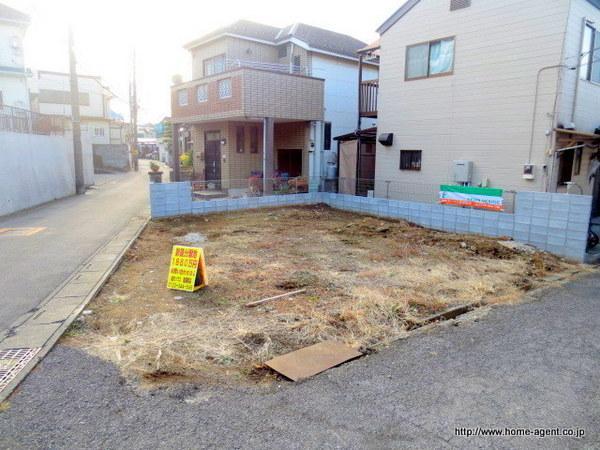 Local appearance photo. Sunny corner lot