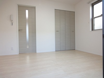 Living and room. Corner room! Two-sided lighting!