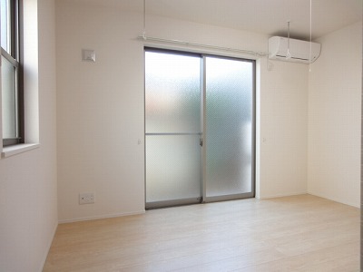 Other room space. A bright room!