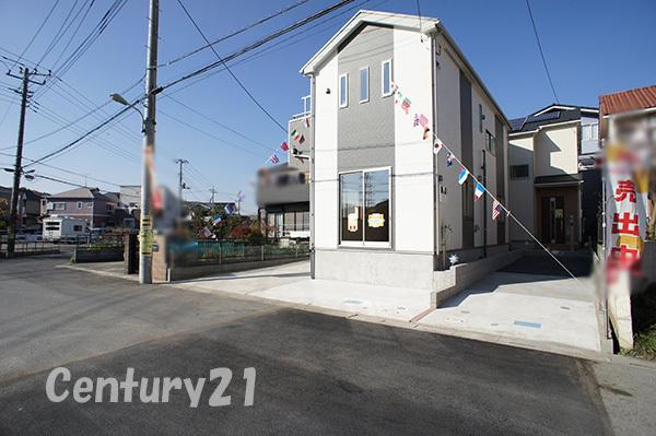 Local photos, including front road. Great location Siemens loose 6m road