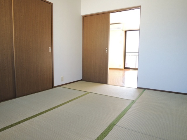 Living and room. Separate reference is a picture