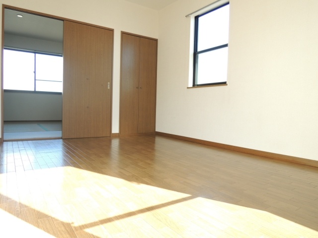 Living and room. Separate reference is a picture