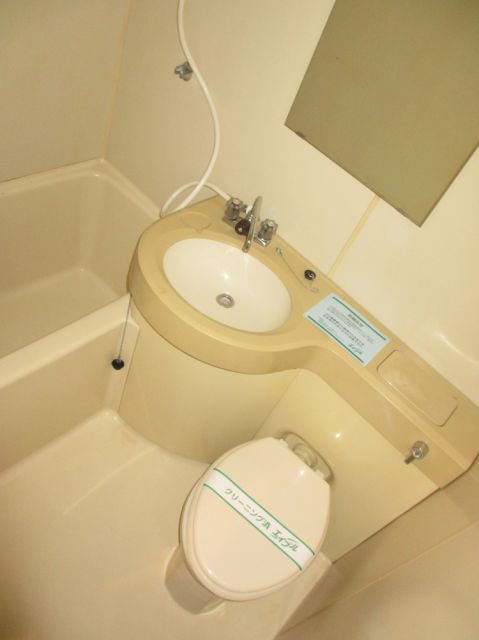 Bath. Cleaning is easy 3-point unit